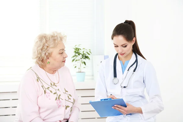 Doctor and patient in hospital clinic — Stock Photo, Image