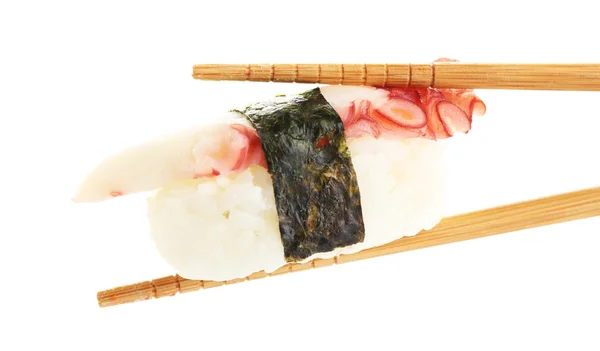 Sushi z pałeczkami na białym tle — Zdjęcie stockowe
