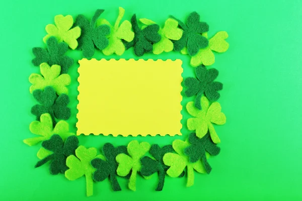 Greeting card for Saint Patrick's Day with shamrocks on green background — Stock Photo, Image