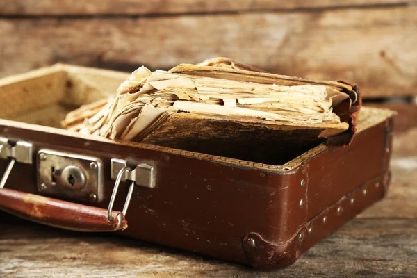 Maleta de madera vieja con libros antiguos sobre fondo de madera — Foto de Stock