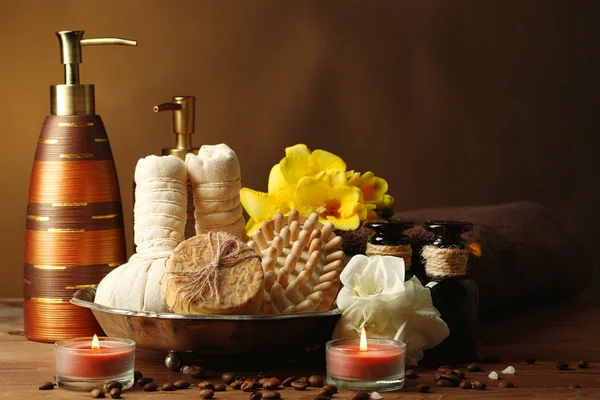 Composición del tratamiento de spa sobre mesa de madera, sobre fondo de color oscuro — Foto de Stock