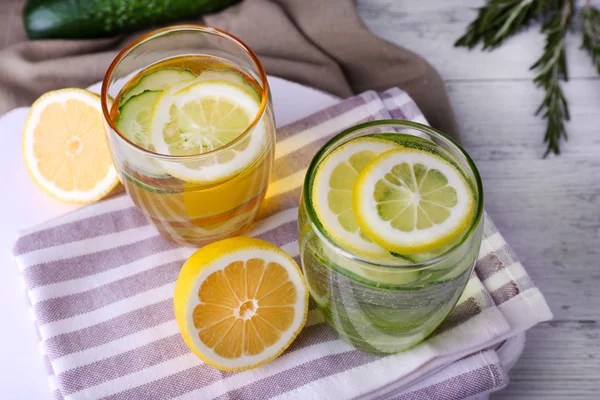 Friskt vatten med citron och gurka i glas på träbord, närbild — Stockfoto