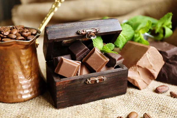 Stillleben mit einem Set aus würziger Schokolade, Minze und Kaffeebohnen auf Gummituch, Nahaufnahme — Stockfoto