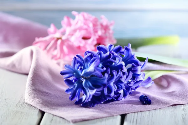 Piękne kwiaty Hiacynt na drewnianym stole z serwetka, zbliżenie — Zdjęcie stockowe