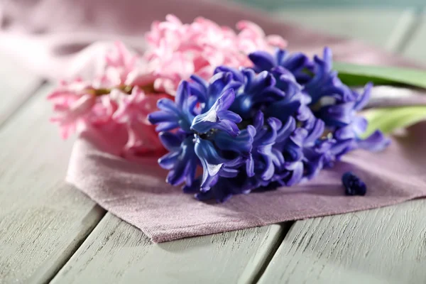 Lindas flores de jacinto em mesa de madeira com guardanapo, close-up — Fotografia de Stock