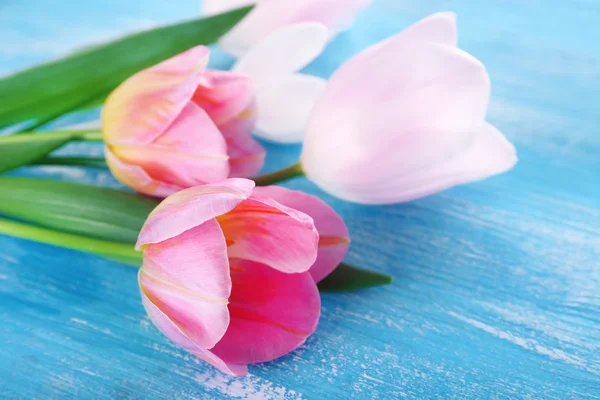 Belles tulipes sur table en bois de couleur, gros plan — Photo