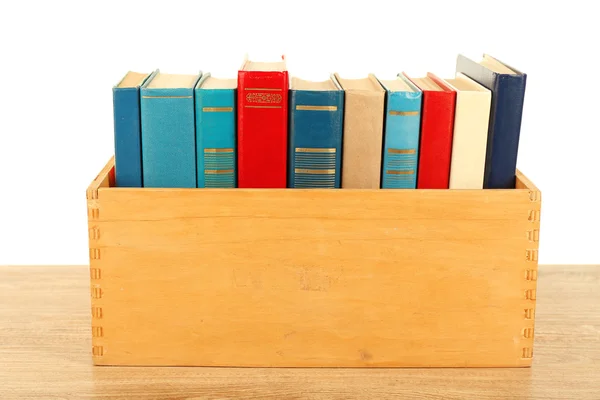 Livros em caixa de madeira isolada em branco — Fotografia de Stock