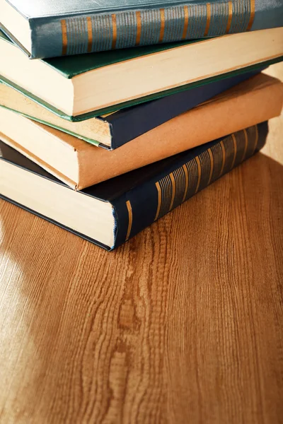 Oude boeken op houten tafel, close-up — Stockfoto