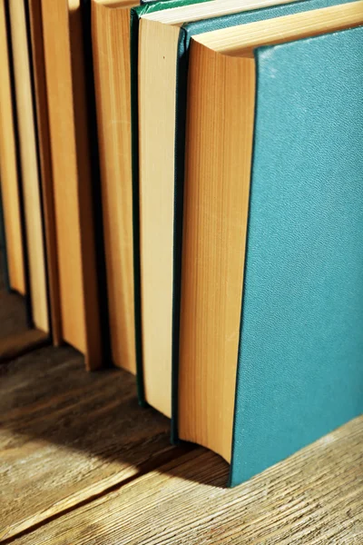 Staré knihy o dřevěný stůl, detail — Stock fotografie