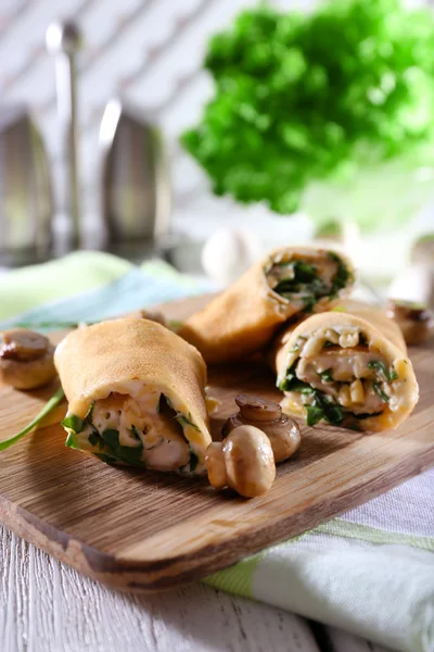 Pfannkuchen mit Sahne und Pilzen auf Holztisch, Nahaufnahme — Stockfoto