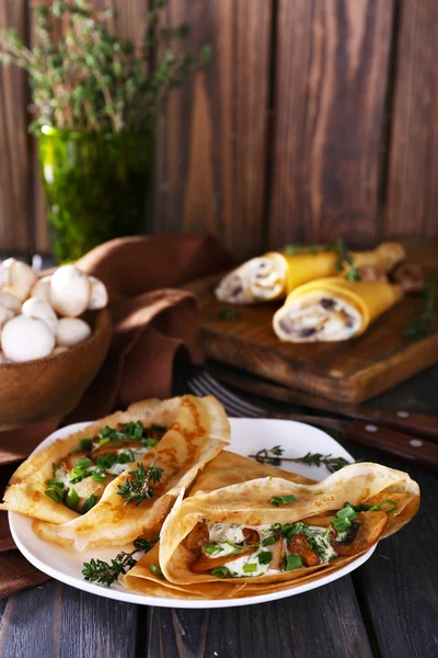 Pannkakor med krämig svamp på trä bakgrund — Stockfoto