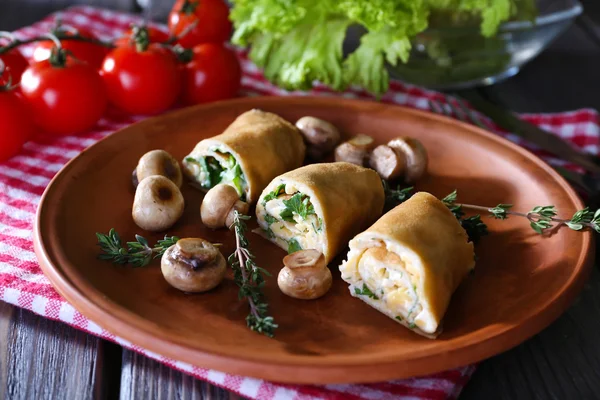 Panqueques con champiñones cremosos en plato sobre mesa de madera, primer plano — Foto de Stock