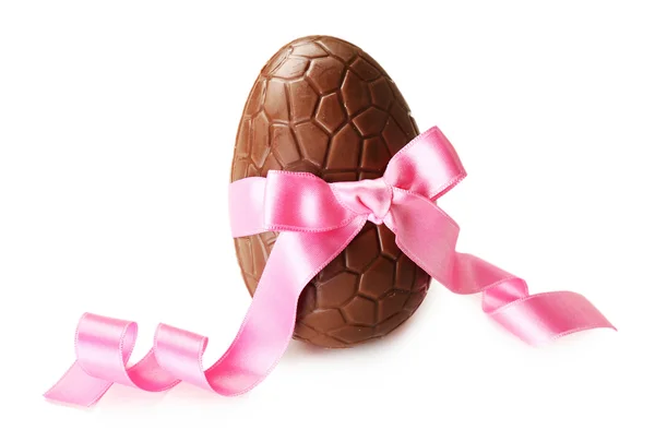 Cioccolato uovo di Pasqua con fiocco nastro di colore isolato su bianco — Foto Stock