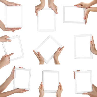 Tabletler üzerinde beyaz izole holding eller