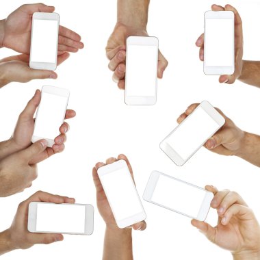 Akıllı telefonlar üzerinde beyaz izole holding eller