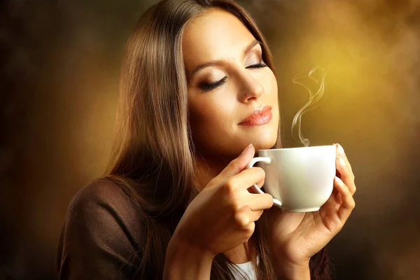 Mooie jonge vrouw met kopje koffie — Stockfoto