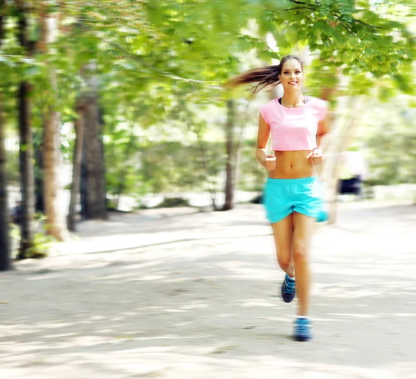 Jonge vrouw joggen in het park — Stockfoto