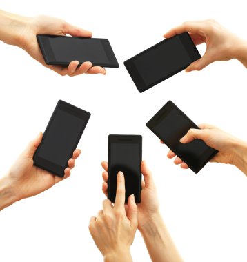 Kolaj üzerinde beyaz izole smartphone holding eller