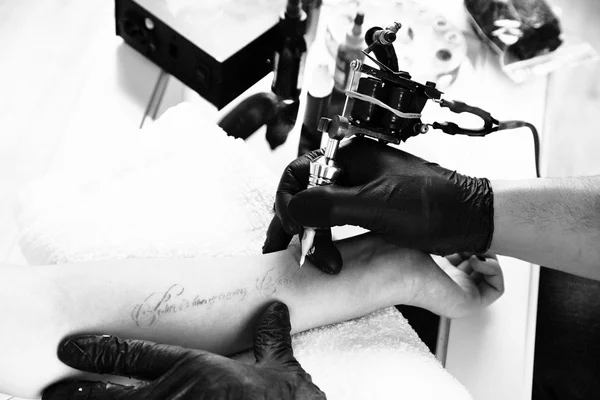 Processo de fazer tatuagem, close-up — Fotografia de Stock