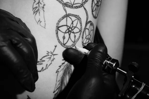 Proces tworzenia tattoo, z bliska — Zdjęcie stockowe