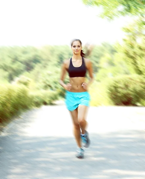 Jovem jogging mulher no parque — Fotografia de Stock