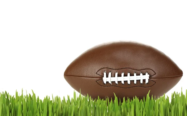 Futbol amerykański na zielonej trawie, na białym tle — Zdjęcie stockowe