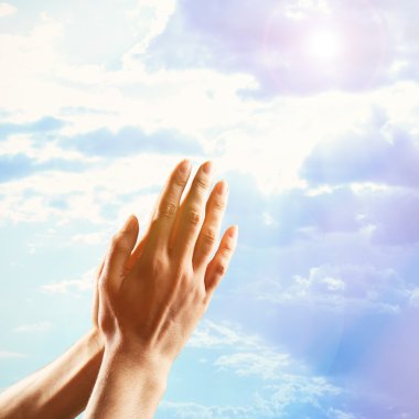 Gökyüzü arka plan üzerinde insan eli