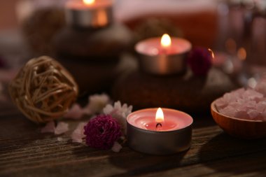 Ahşap arka planda spa tedavisinin bileşimi