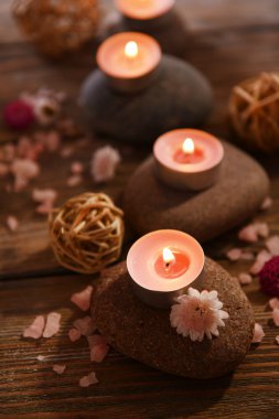 Ahşap arka planda spa tedavisinin bileşimi