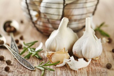 çiğ sarımsak ve baharat ahşap tablo