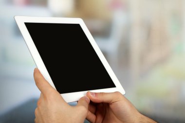 Eller ışık Tablet Pc kullanarak arka plan bulanık