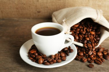 Kahve rustik ahşap arka plan üzerinde fasulye ile