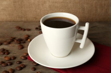 Kahve rustik ahşap arka plan üzerinde fasulye ile