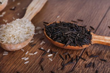 Ahşap zemin üzerine kaşık pirinç çeşitleri