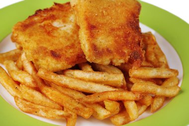 Kızarmış Balık filetosu ve plaka zemin üzerine patates tava