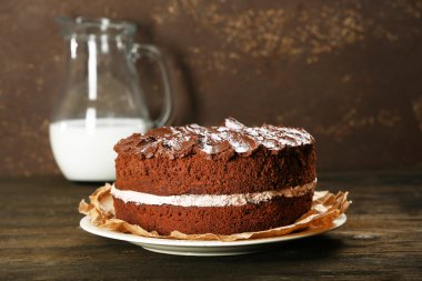 Kahverengi zemin üzerine masada lezzetli çikolatalı kek