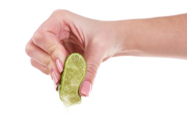 Beyaz izole limon sıkarak el