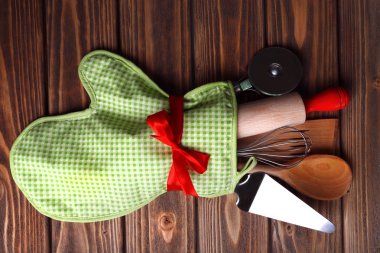 Mutfak eşyaları mitten ahşap plakalar arka plan üzerinde içinde dizi