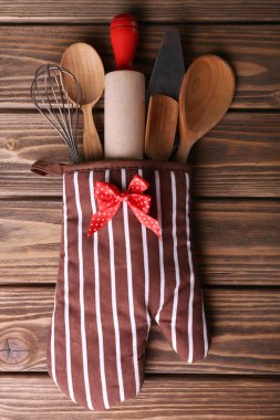 Mutfak eşyaları mitten ahşap plakalar arka plan üzerinde içinde dizi