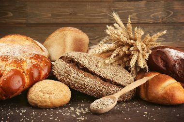 Kulakları ve ahşap arka plan ayçiçeği tohumu ile farklı ekmek