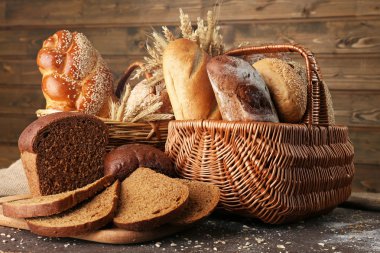Farklı ekmek sepeti ahşap arka plan üzerinde kulakları ile