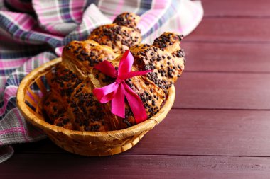 Taze ve lezzetli kruvasan ile çikolata rengi ahşap arka plan üzerinde