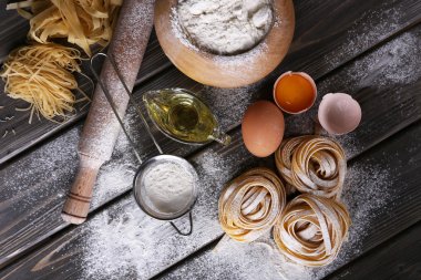 Ham ev yapımı makarna ve makarna üzerine ahşap arka plan için malzemeler