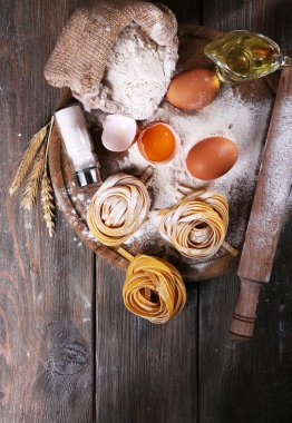 Ham ev yapımı makarna ve makarna üzerine ahşap arka plan için malzemeler