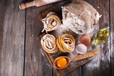 Ham ev yapımı makarna ve makarna üzerine ahşap arka plan için malzemeler