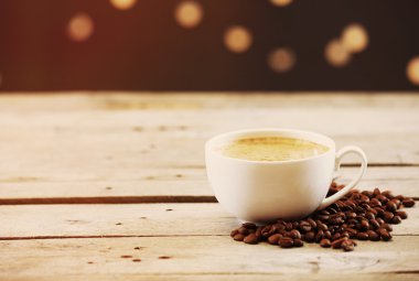 Kahve kahverengi zemin üzerine masada