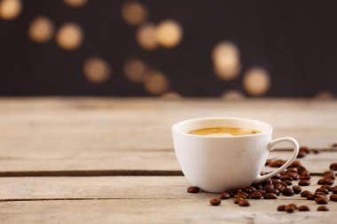 Kahve kahverengi zemin üzerine masada