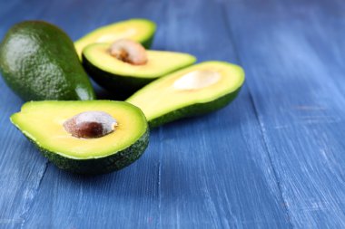 ahşap zemin üzerinde avokado