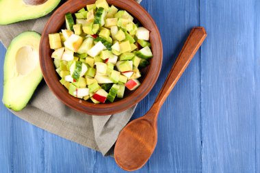 Elma ve kase peçete ahşap arka plan üzerinde Avokado salatası