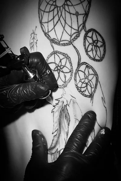 Processo de fazer tatuagem, close-up — Fotografia de Stock